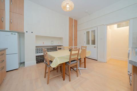 4 bedroom flat to rent, Gloucester Road, London SW7