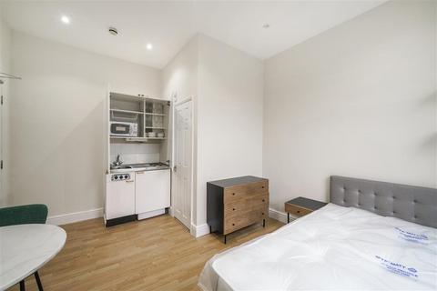 Studio to rent, Cheniston Gardens, W8