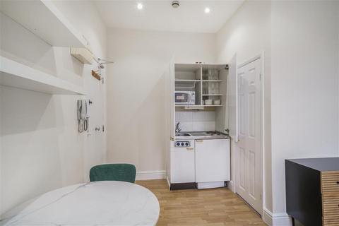 Studio to rent, Cheniston Gardens, W8