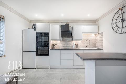 2 bedroom flat for sale, Pollard Close, Chigwell, IG7
