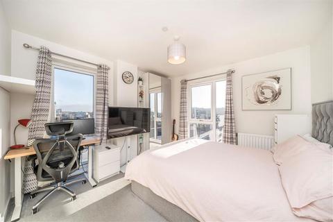 2 bedroom flat to rent, Greenwich High Road, London SE10