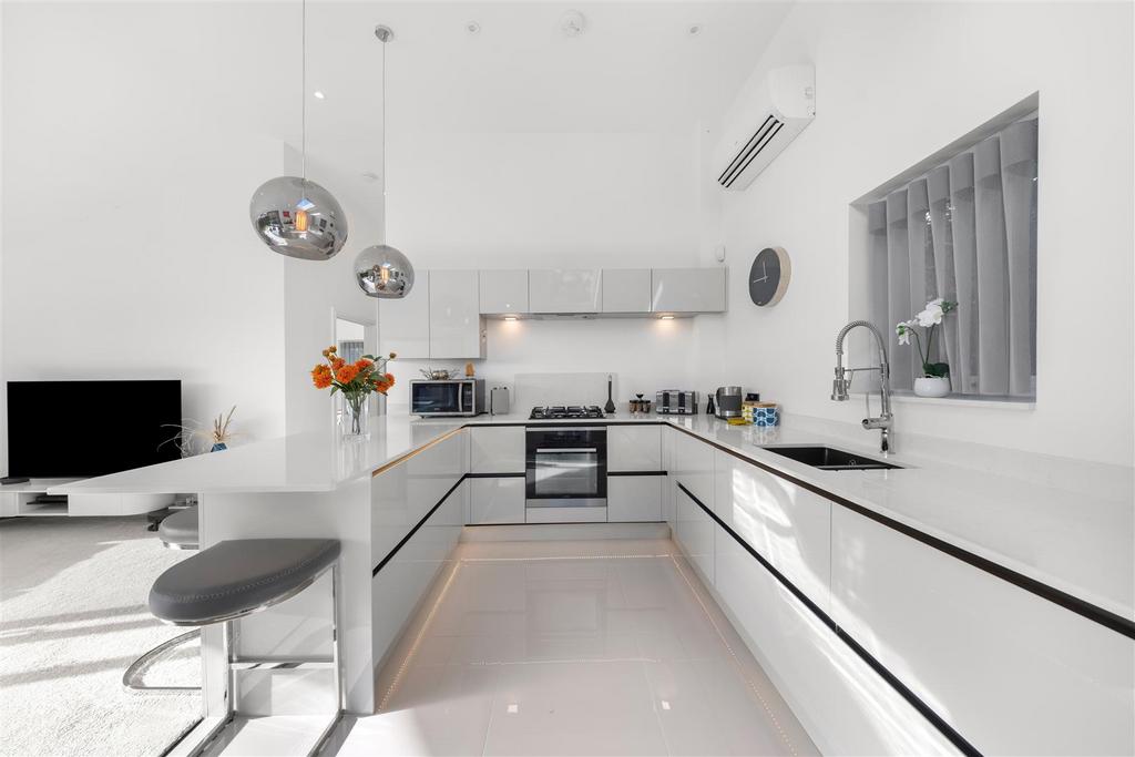 Kitchen 2.jpg
