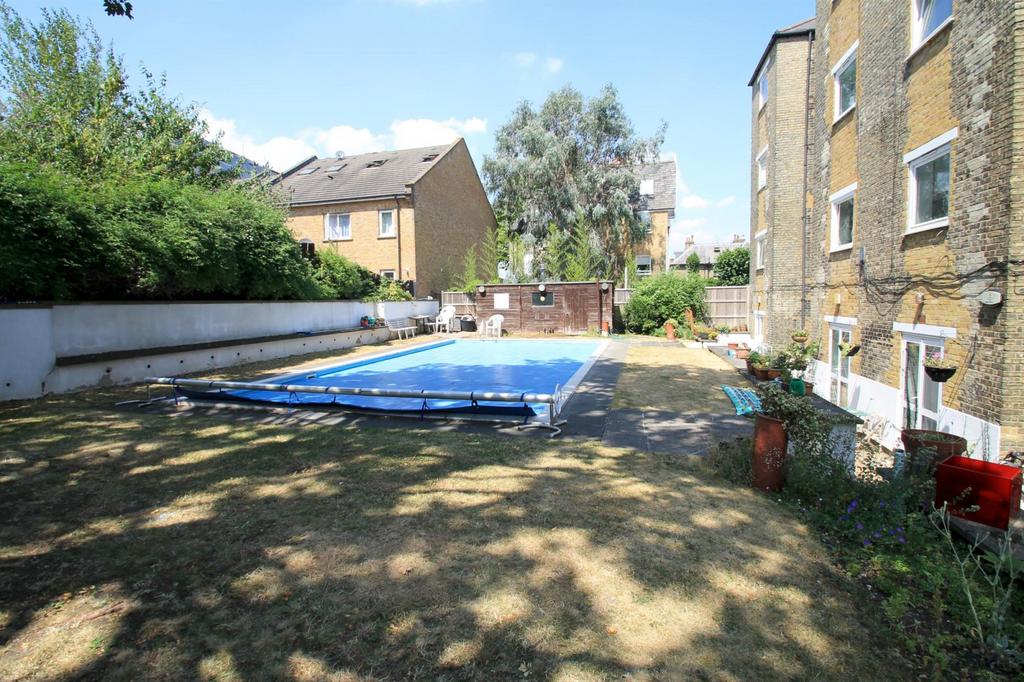 Pool and garden (Mai