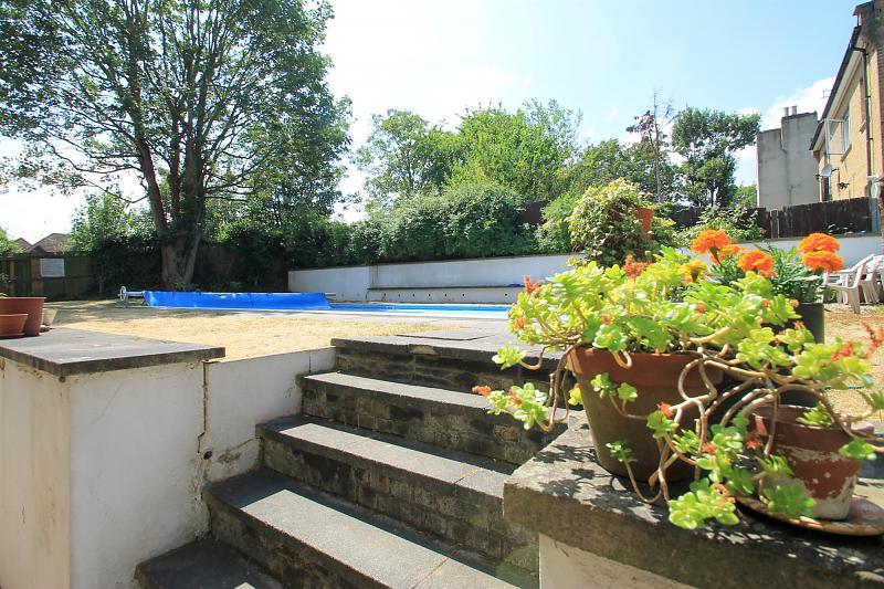 Steps to pool