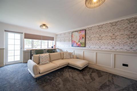 3 bedroom flat to rent, Mark Anthony Court, Hayling Island PO11