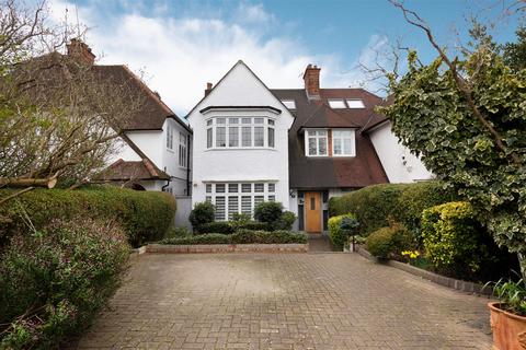 Wycombe Gardens, Golders Green, NW11