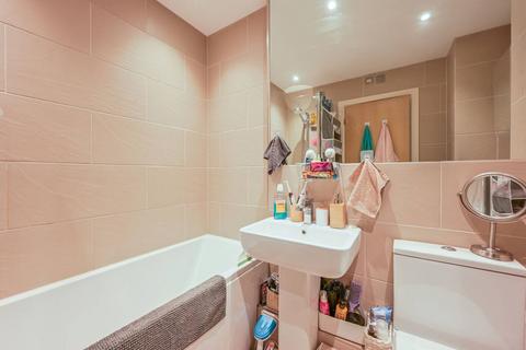 1 bedroom flat to rent, Commercial Road, Aldgate, London, E1