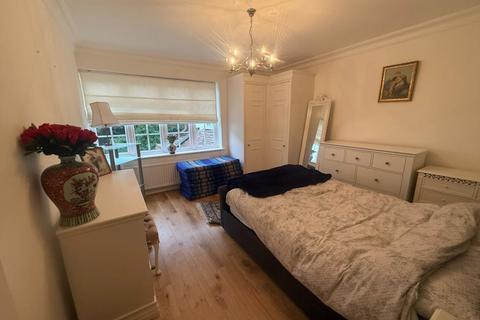 undefined, Lightwater,  Surrey,  GU18