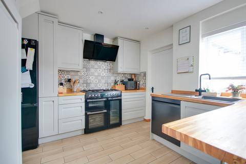 undefined, MERRYOAK! GORGEOUS KITCHEN! BEAUTIFULLY PRESENTED!