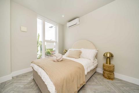 1 bedroom flat for sale, Sandycombe Road, Richmond TW9