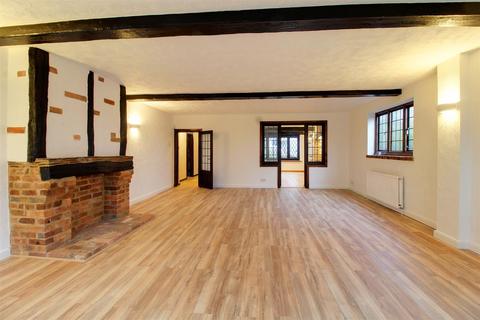 5 bedroom detached house to rent, Brookmans Avenue, Brookmans Park AL9