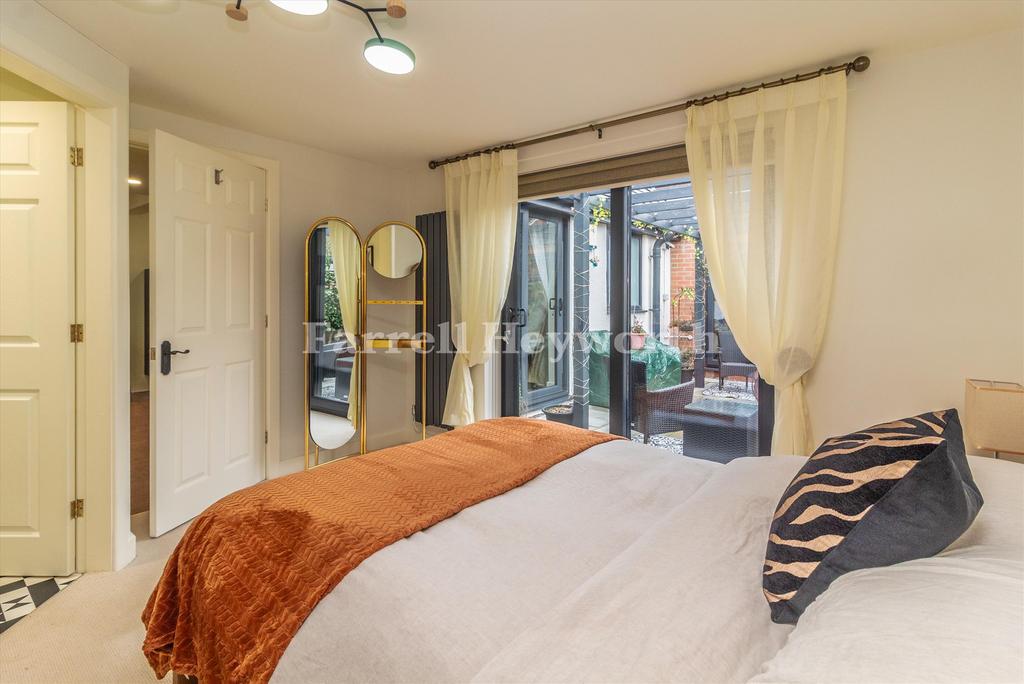 Bedroom 1 image 2