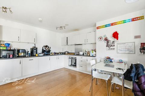 3 bedroom apartment for sale, St Clements Avenue, London