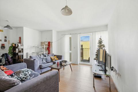 3 bedroom apartment for sale, St Clements Avenue, London