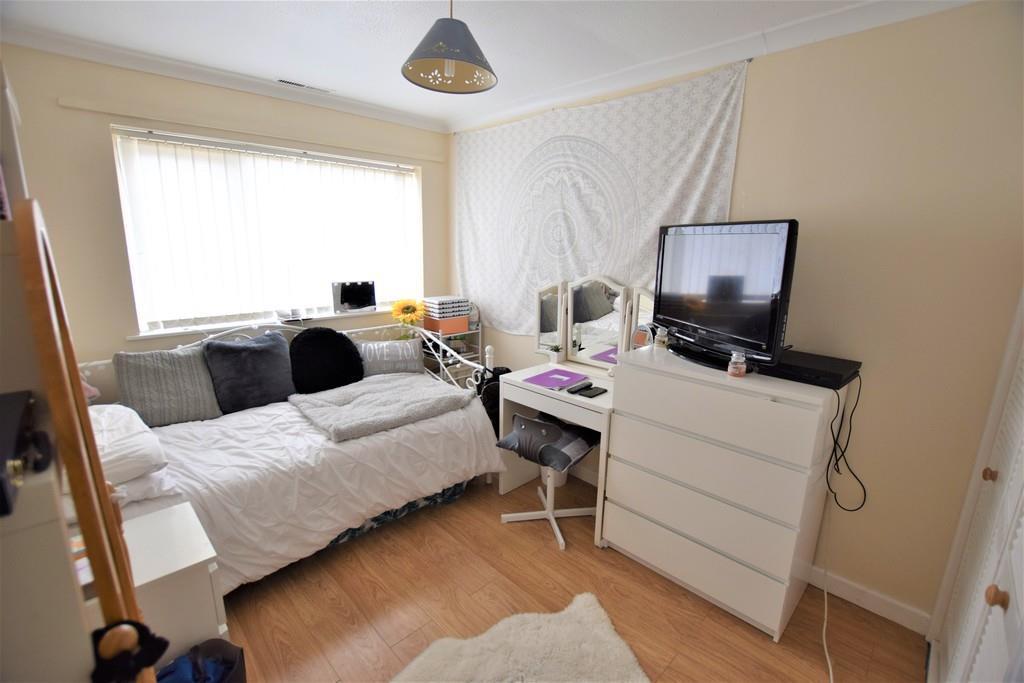 Bed 2.jpg