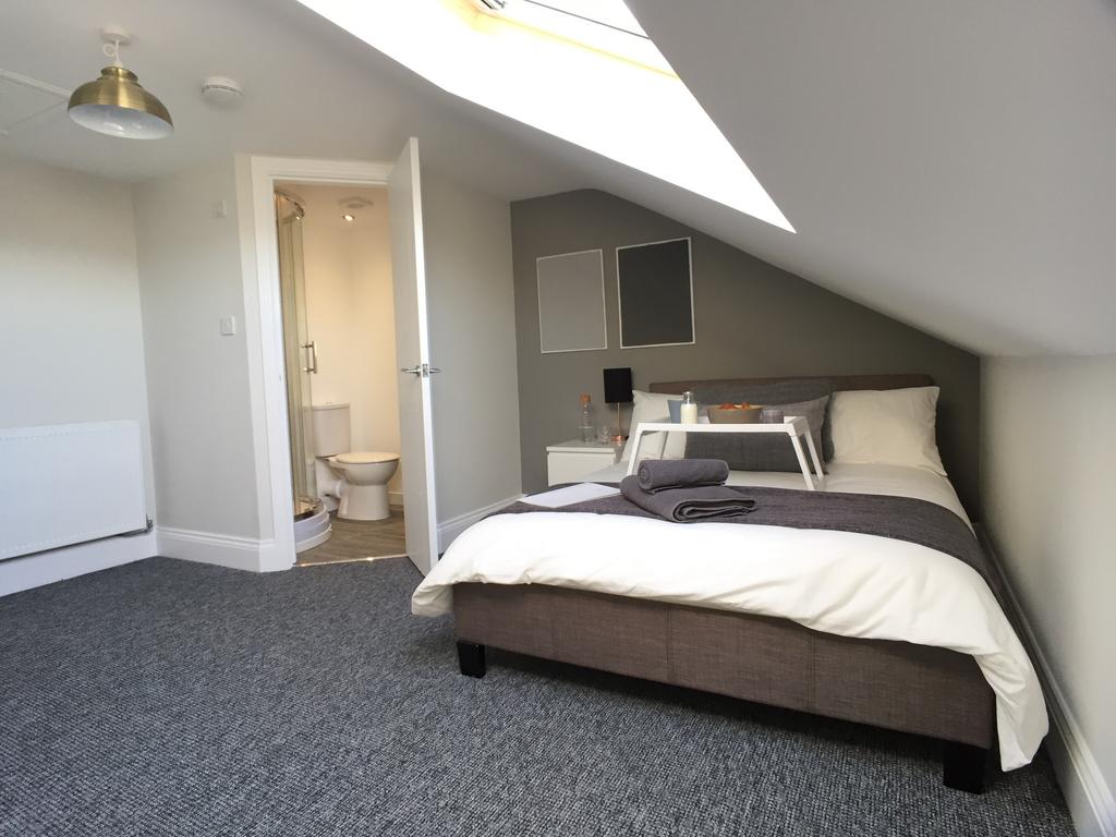 Bedroom of similar size and layout