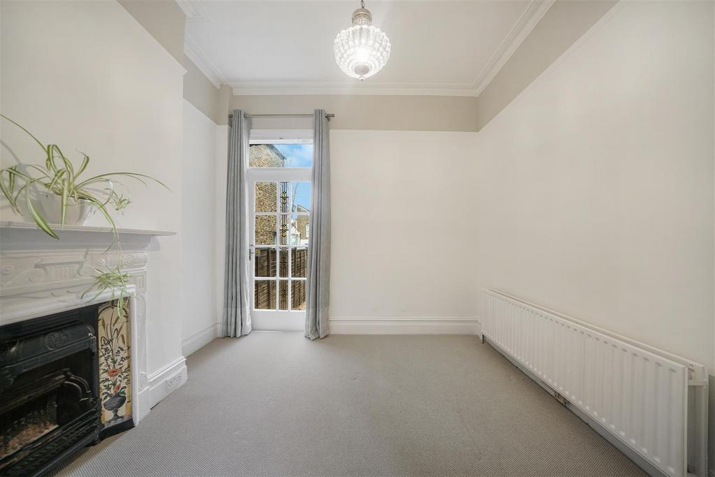 Rear lounge/bedroom over looking gardens