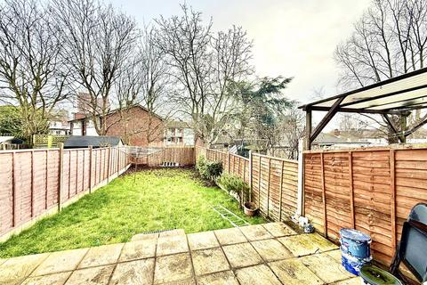 4 bedroom terraced house to rent, Goldsmith Avenue, London NW9