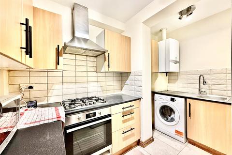 4 bedroom terraced house to rent, Goldsmith Avenue, London NW9
