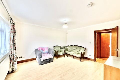 4 bedroom terraced house to rent, Goldsmith Avenue, London NW9