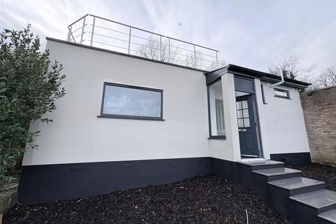 2 bedroom bungalow to rent, Chelsworth Drive, London