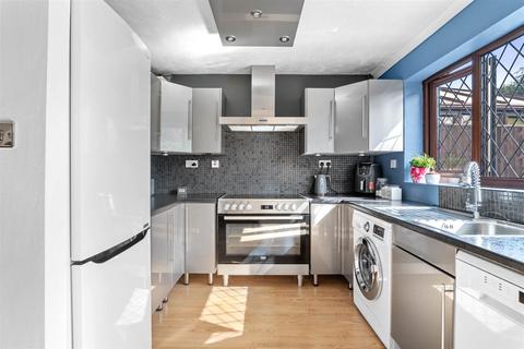 4 bedroom semi-detached house to rent, Glenmore Drive, Coventry