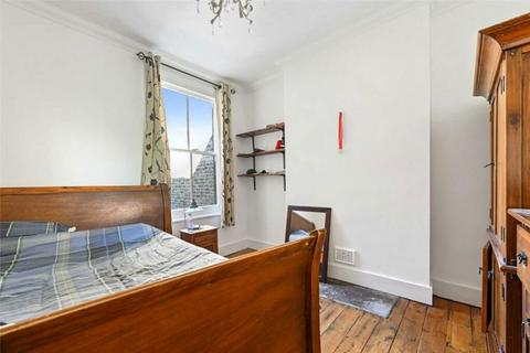 3 bedroom flat to rent, Arminger Road, London W12