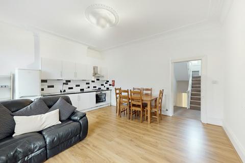 4 bedroom flat to rent, Shepherds Bush Road, London W6
