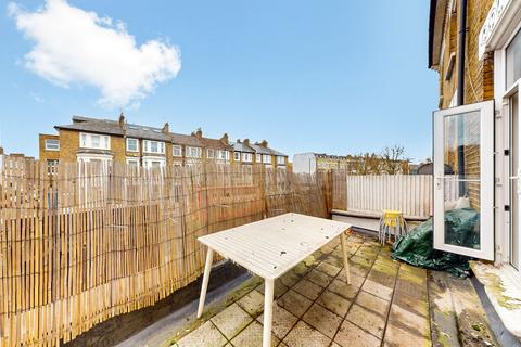 4 bedroom flat to rent, Shepherds Bush Road, London W6