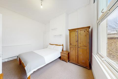 4 bedroom flat to rent, Shepherds Bush Road, London W6