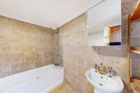 4 bedroom flat to rent, Shepherds Bush Road, London W6