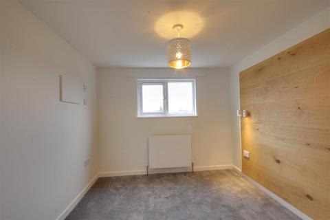 3 bedroom flat to rent, Burlington Road, Enfield