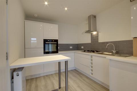 3 bedroom flat to rent, Burlington Road, Enfield