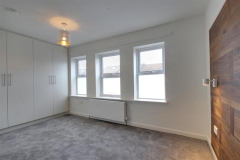 3 bedroom flat to rent, Burlington Road, Enfield