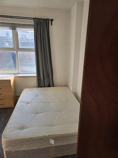 3 bedroom house share to rent, Raglan Road, London E17