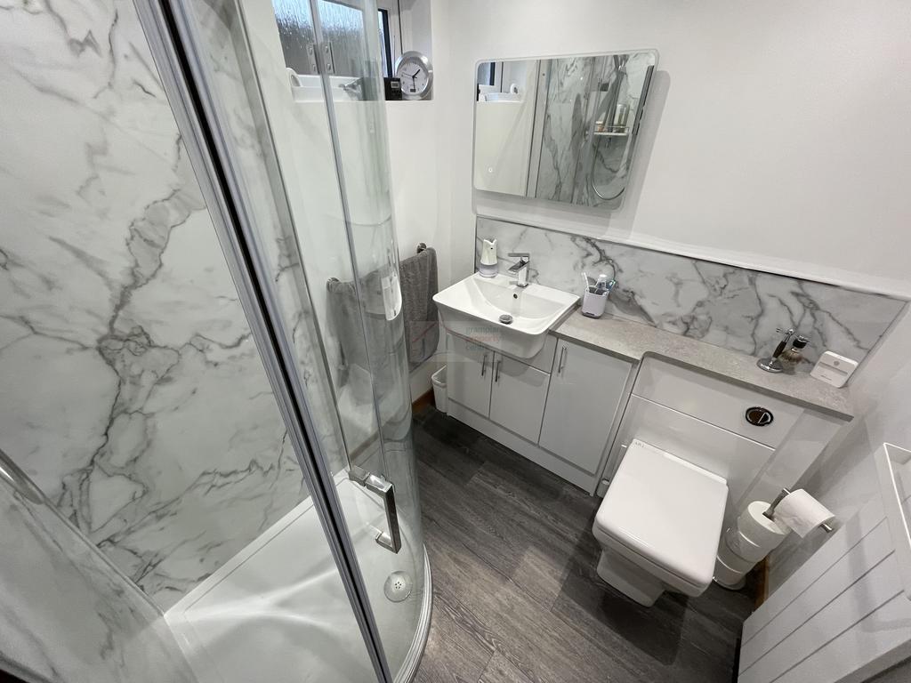 Bed 1 ensuite.JPG