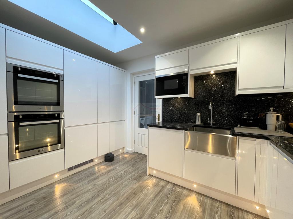 Kitchen b.JPG