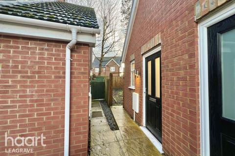 Chester Mews, Luton