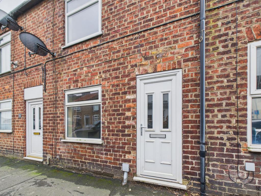 Two bedroom mid-terrace house - For sale by aucti