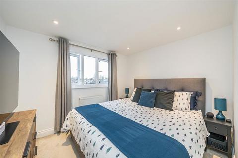undefined, Latimer Road, Teddington TW11