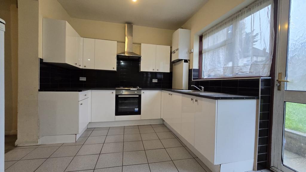 4 bed terraced house to rent Rosemary Drive, Redb
