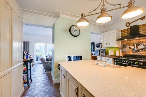 3 bedroom semi-detached house for sale, Recreation Avenue, Leigh-on-sea, SS9