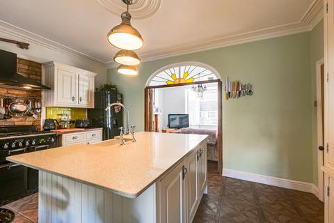 3 bedroom semi-detached house for sale, Recreation Avenue, Leigh-on-sea, SS9