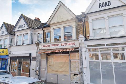 2 bedroom property for sale, Mixed use shop with two flats – Myddleton Road, London N22