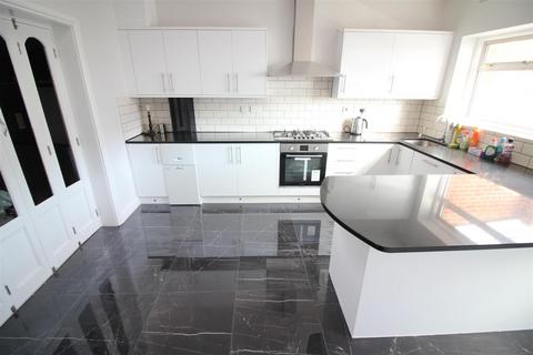 3 bedroom terraced house to rent, Hanson Gardens, Southall