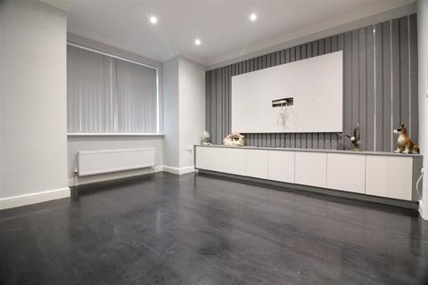 3 bedroom terraced house to rent, Hanson Gardens, Southall
