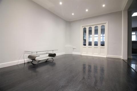 3 bedroom terraced house to rent, Hanson Gardens, Southall