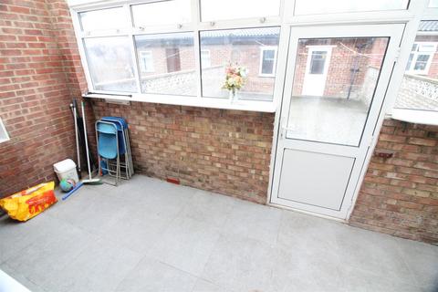 3 bedroom terraced house to rent, Hanson Gardens, Southall