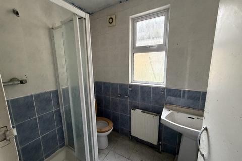 2 bedroom flat for sale, Mixed use shop with two flats – Myddleton Road, London N22