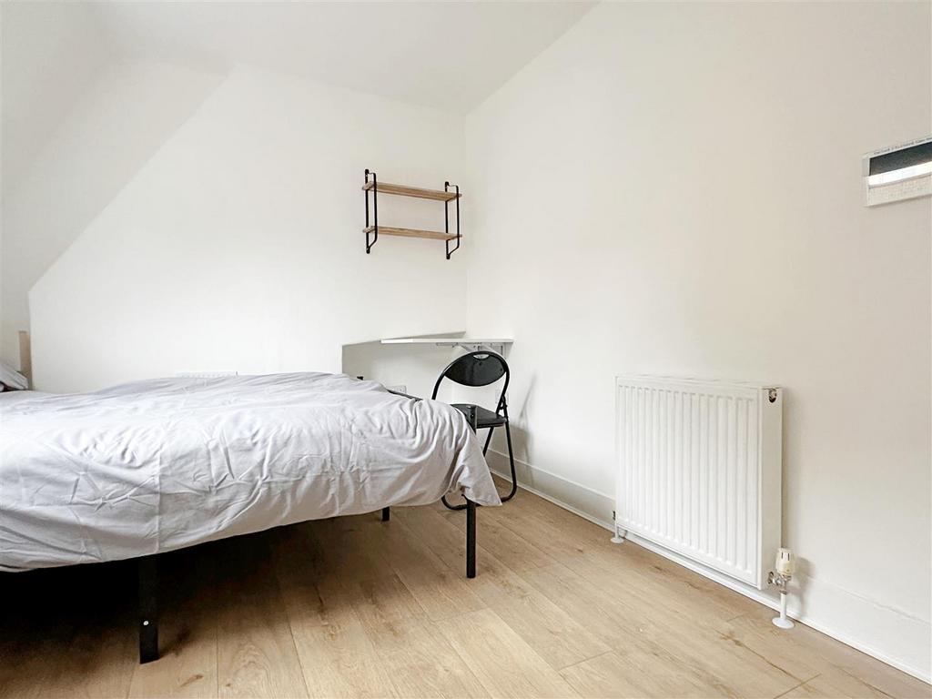 Bedroom 5 (2).JPG